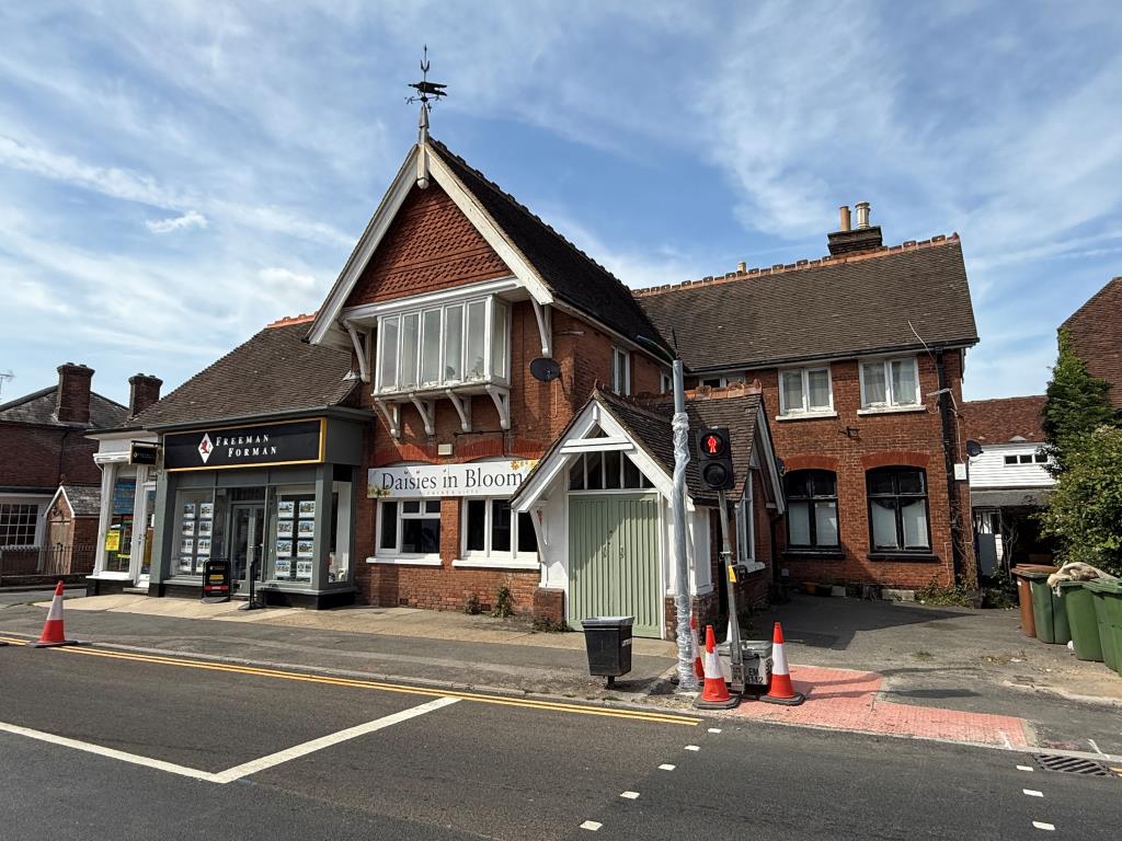 Lot: 43 - MIXED COMMERCIAL AND RESIDENTIAL INVESTMENT - Shop